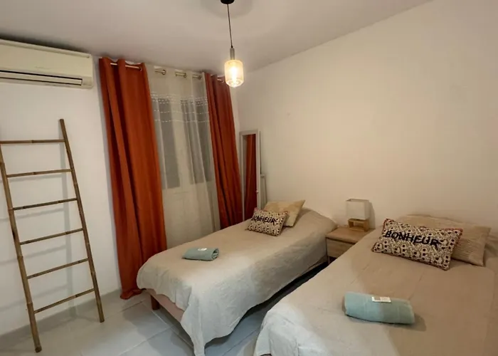 Maison 3chambres ,climatisee Ferienhaus Nîmes